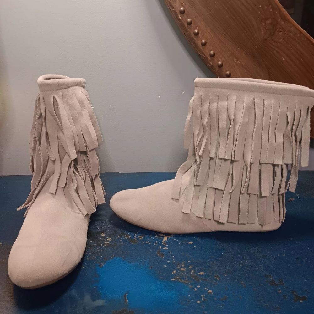 Monkey Feet Fringe Suede Ankle Boots - Gray